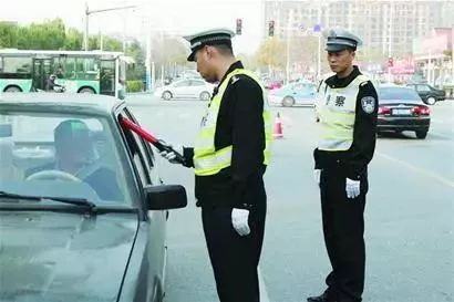 男子开车到交警队被测出隔夜酒