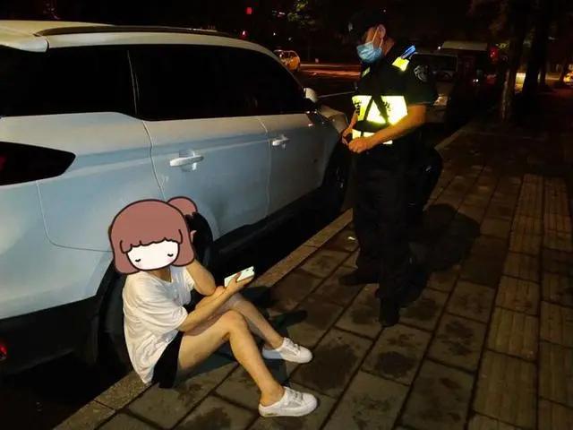 男子醉酒路边睡，民警夜巡暖心救助行动