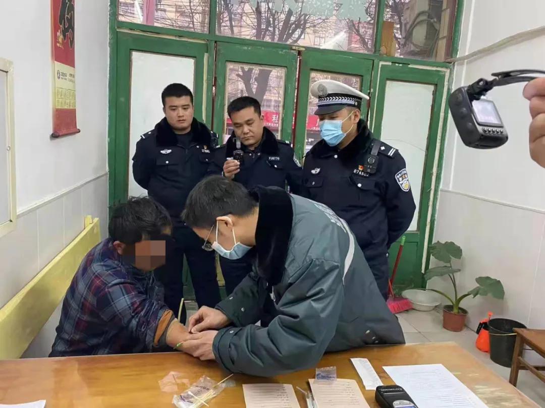男子醉酒路边睡，民警夜巡暖心救助行动