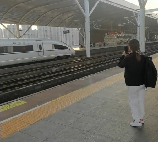 女子坐高铁睡过站引发紧急制动事件，安全与权益的探讨