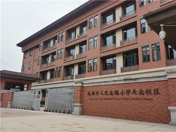 小学教学楼成危楼引发停课风波，教育局回应与教育环境的变革