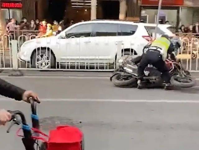 警方介入处理，男子驾驶小米SU7冲撞摩托车事件