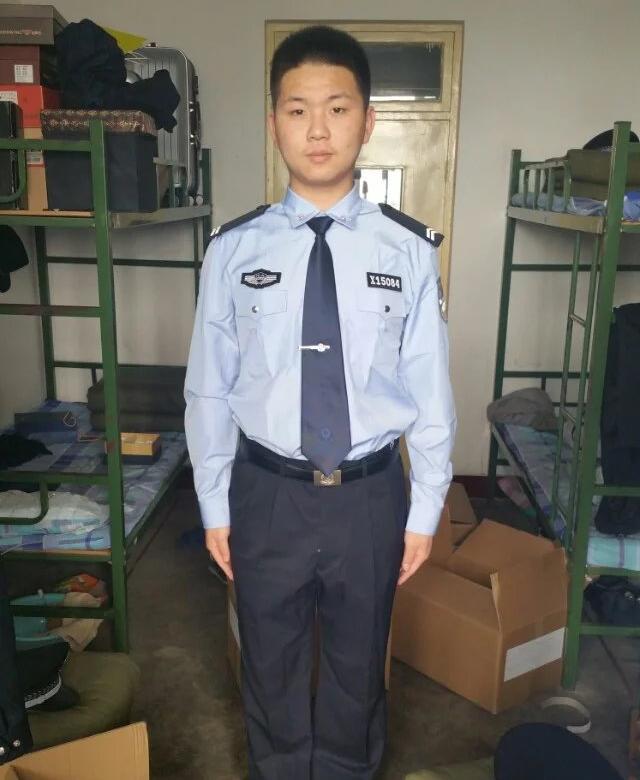 警服下的正义使者，女孩勇救室友后身中七刀仍坚守职责之路
