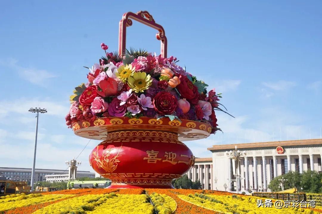 长安街鲜花传递时代记忆与情感，近千家庭收获昔日盛景花束