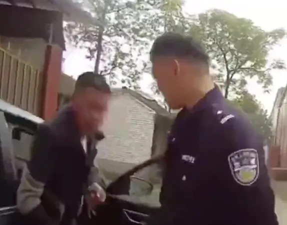 官员酒后亲吻他人妻子事件，公众监督与伦理道德的重要性