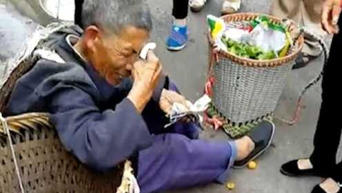大爷边刷视频边乞讨