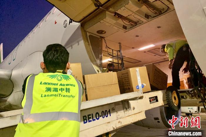 中国援黎物资机舱装得满满登登
