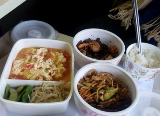 关于带饭学生不能进食堂问题的探讨，教育局回应与励志启示