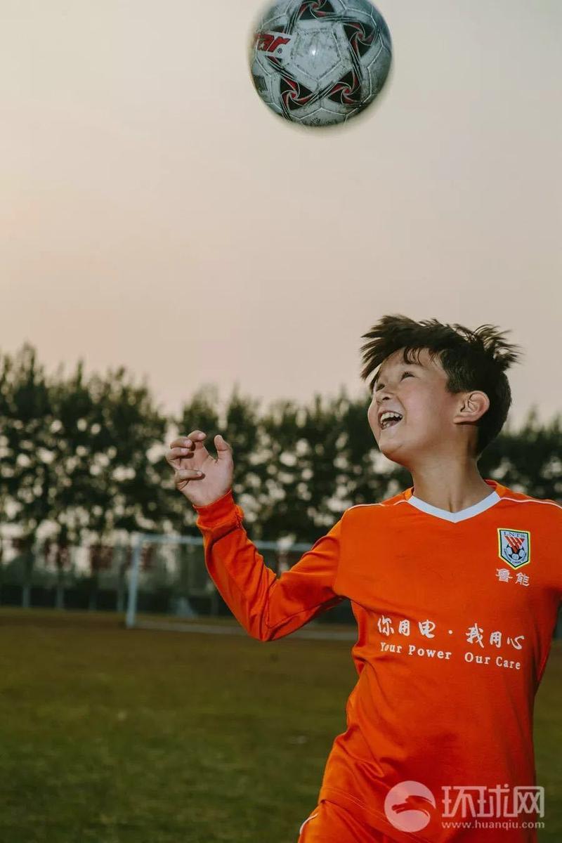 管家婆一肖一码	新疆足球少年走红：努力成为职业球员