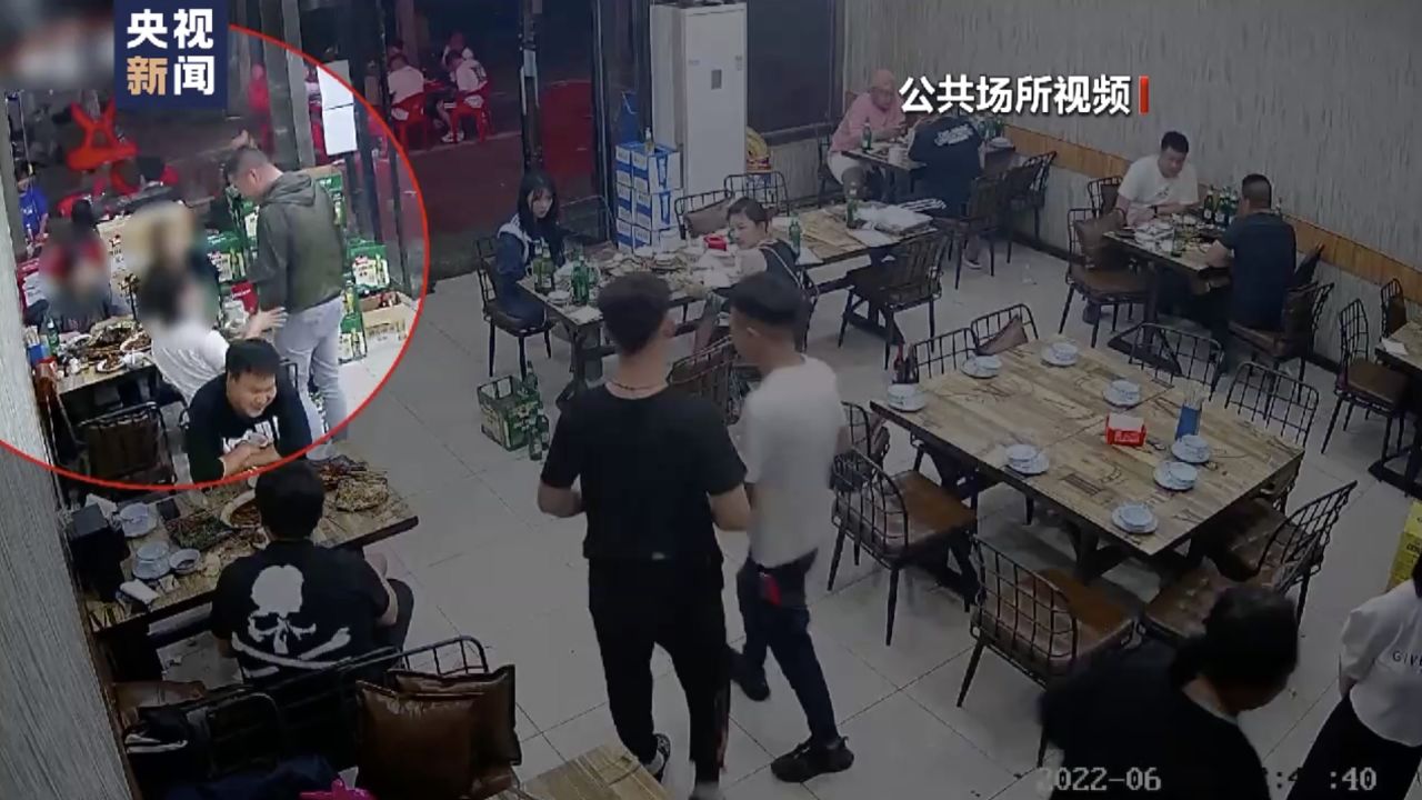 600图库大全免费资料图2024	男子骚扰女生被老板娘霸气阻拦,实效策略分析_精英版16.36.34
