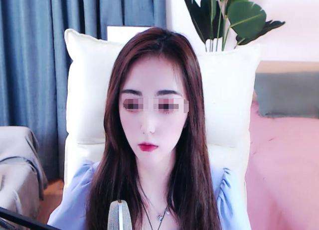 新奥门管家婆免费大全	女主播深夜路边直播 拒绝搭讪后被撞