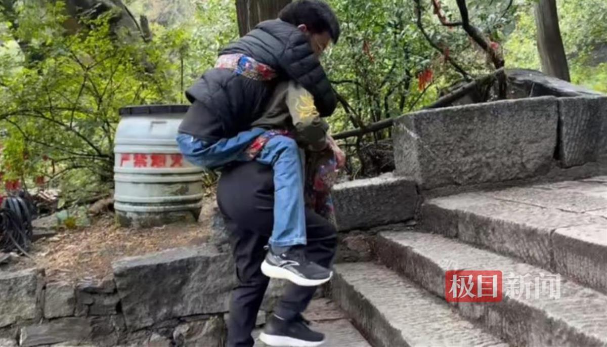 泰山之巅见证爱的力量，女友背患小儿麻痹症的男友征服泰山之巅