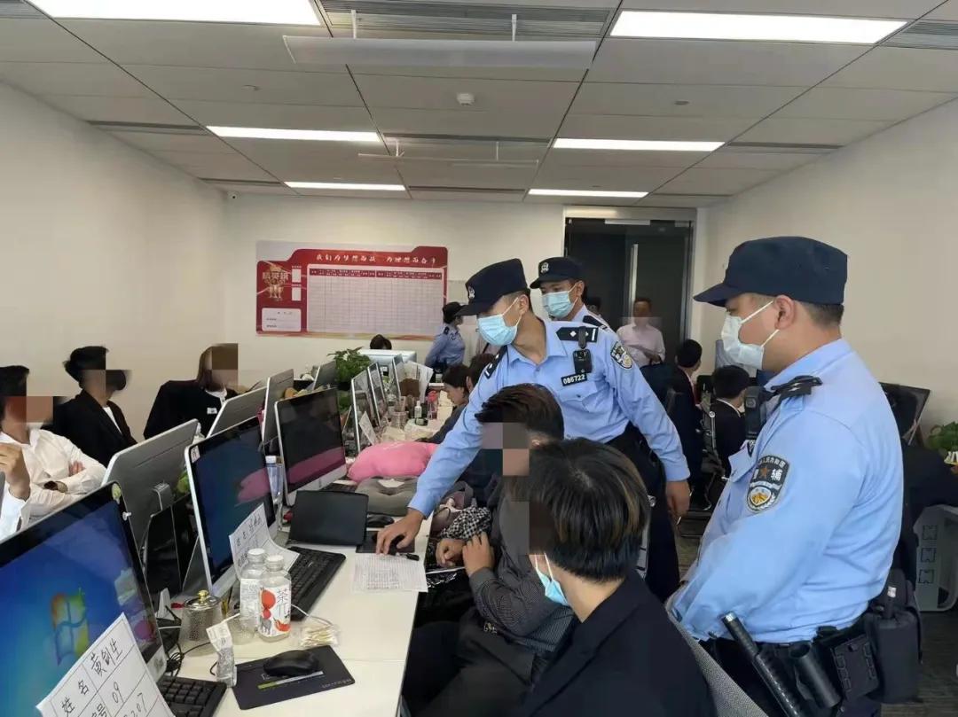 公安网安行动揭秘，摆拍卖惨背后的陷阱与正义的较量——小小落网记
