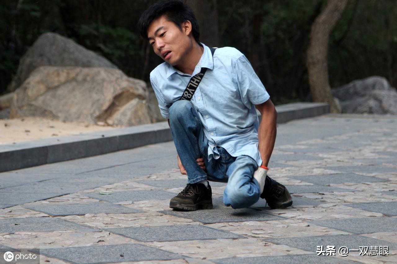 女生背小儿麻痹症男友登上泰山