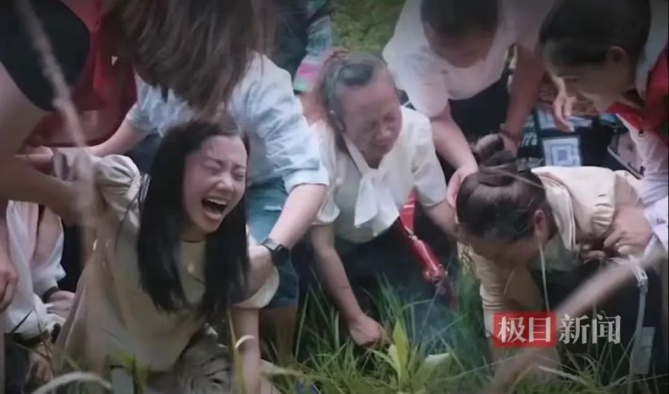 杨妞花回忆与余华英的15秒对视