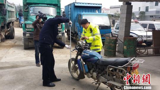 警方通报，男子驾驶小米SU7与摩托车碰撞事件引发关注与反响