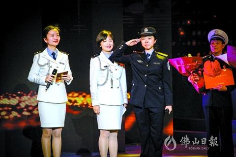 为救室友身中七刀的女孩穿上了警服