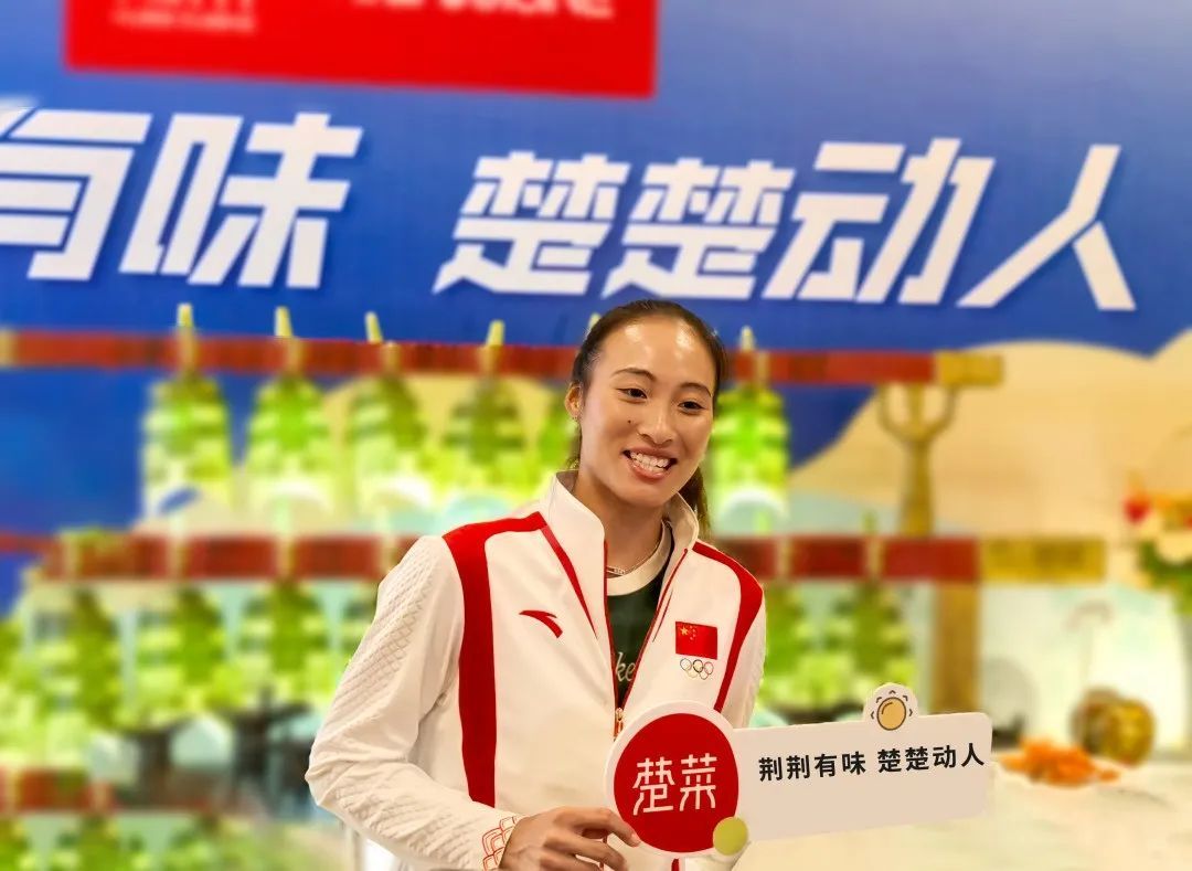 武网决赛，郑钦文吃退烧药上场，小巷特色小店见证药力奇迹