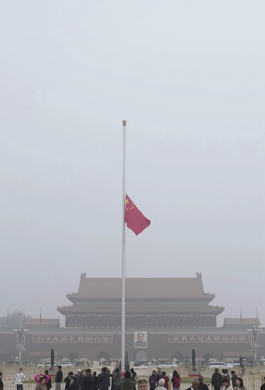 天安门下半旗悼念吴邦国同志，时代的记忆与情感的体现