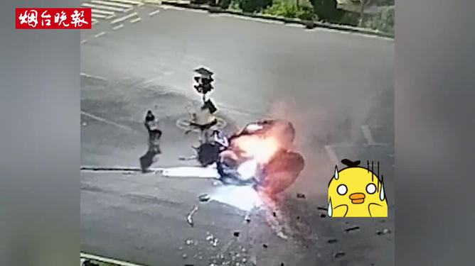 轿车自燃爷孙被困，众人英勇施救脱险