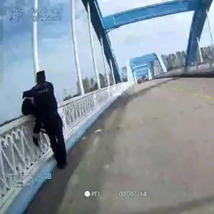 救下跳桥男子