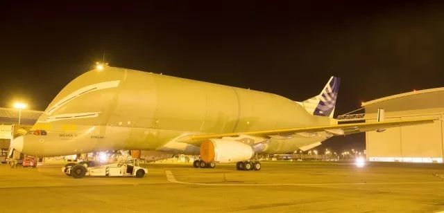 空客超级大白鲸运输机现身天津，航空物流新时代的里程碑展示