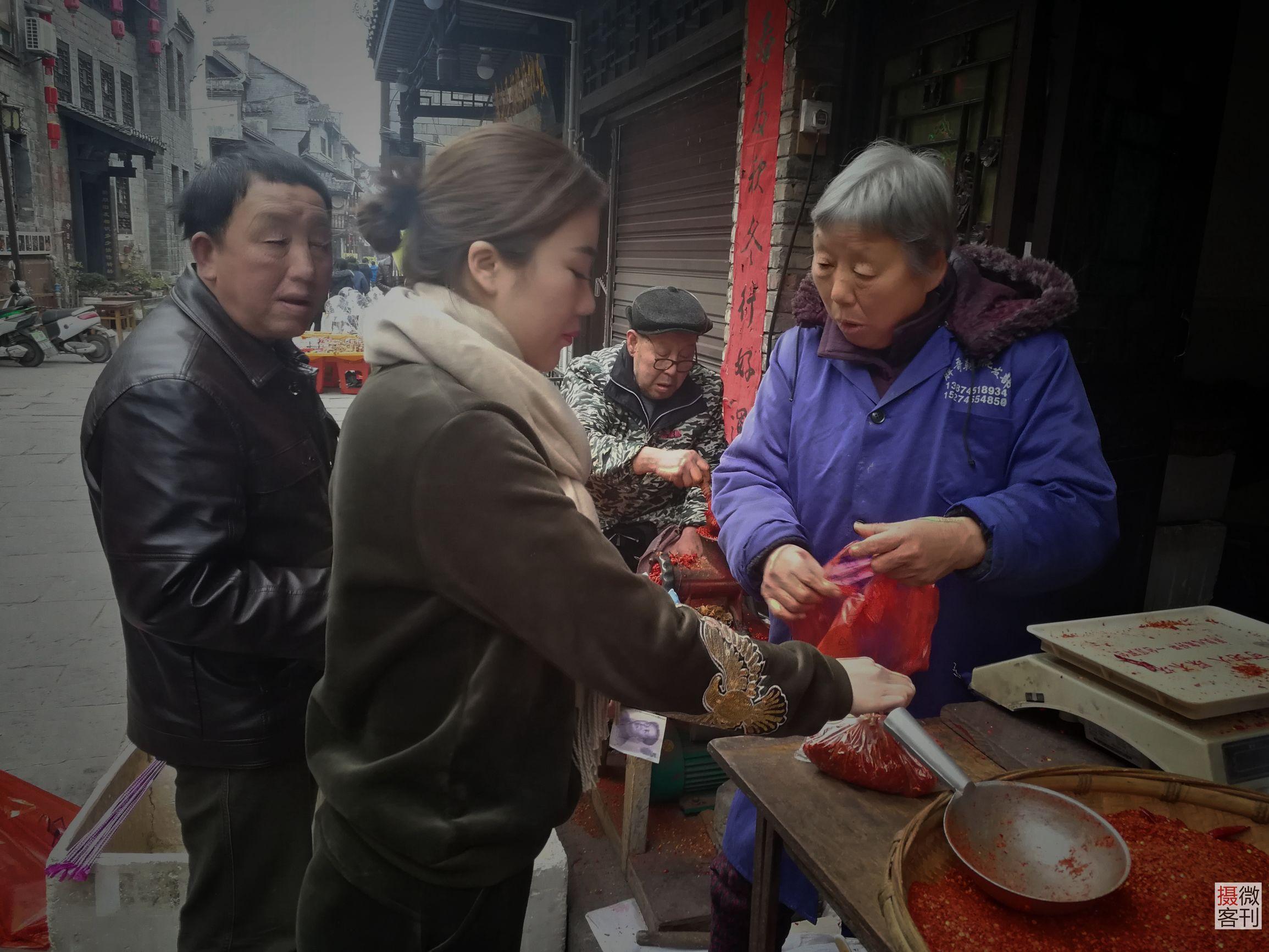 年底保障房入住人数达450万，小巷特色小店探索与安居保障进展