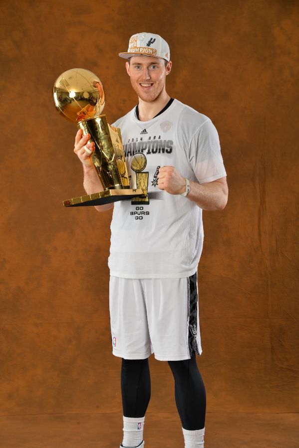 前NBA球星阿隆·贝恩斯退役之路，力量与成就的背后，变化与自信的交织