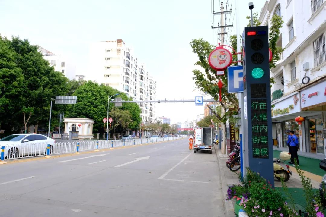 小车超车道违停引发4车追尾事件，科技守护交通安全亮相！