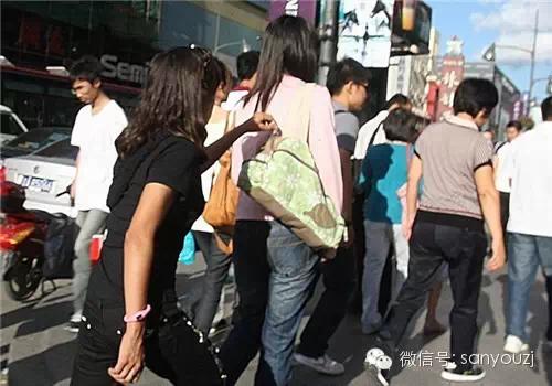 情侣甜蜜瞬间与自然美景的探索（或 