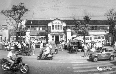 从巷弄深处到股市风云，一位00后的炒股历程与特色小店奇遇