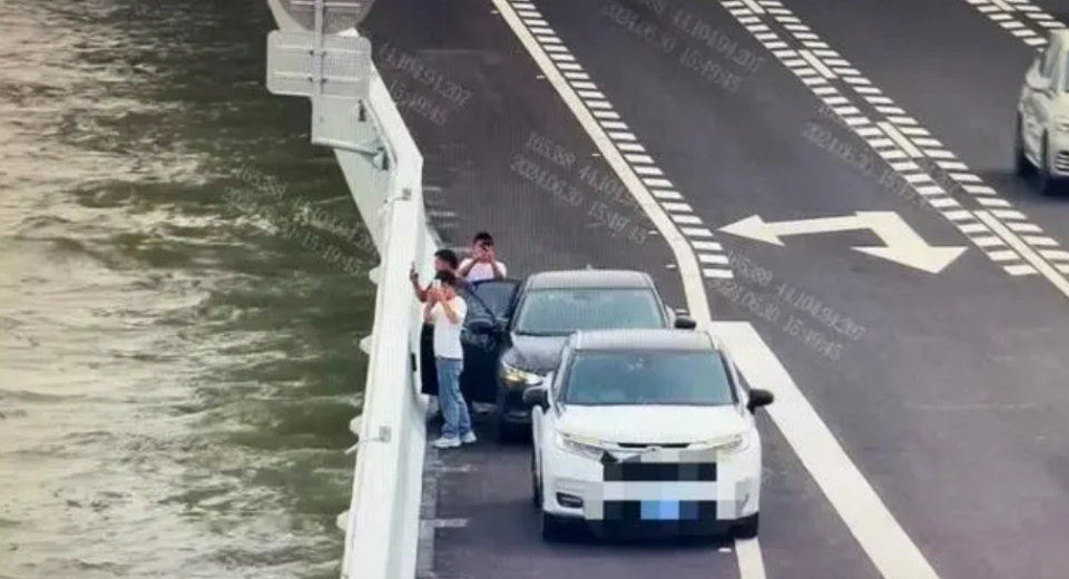 小车违停