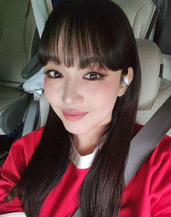 韩国女歌手勇敢抗击舌癌，传递正能量启示 💪