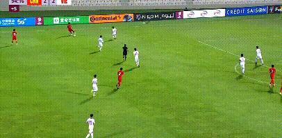 国足球迷现场玩人浪庆祝，狂热与理性的交织之夜