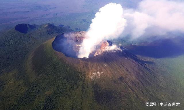 喷涌的火山