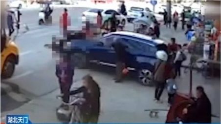 教师驾车撞倒孩子致一死两伤，小巷秘密小店背后的悲剧