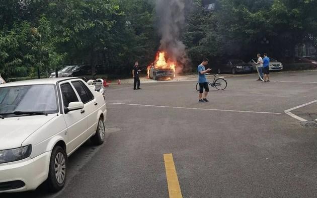 轿车自燃引发紧急救援行动，众人合力救出被困爷孙，暖心救援展现人性光辉