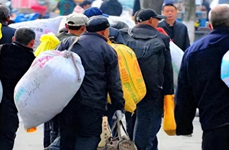 楼市热潮背后的银行客户经理加班现象，小巷风景也成焦点
