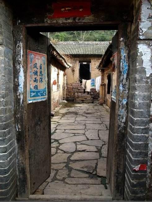 农村自建房大门最新款，小巷深处的独特风情展现