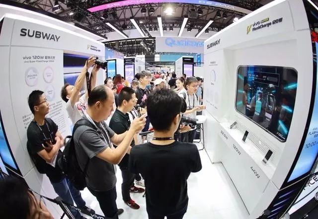 科技革新力量重塑未来生活体验（或可简化为“科技重塑未来生活体验”）