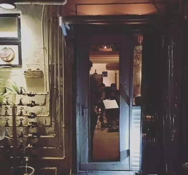 小巷深处的特色小店背后的隐藏故事