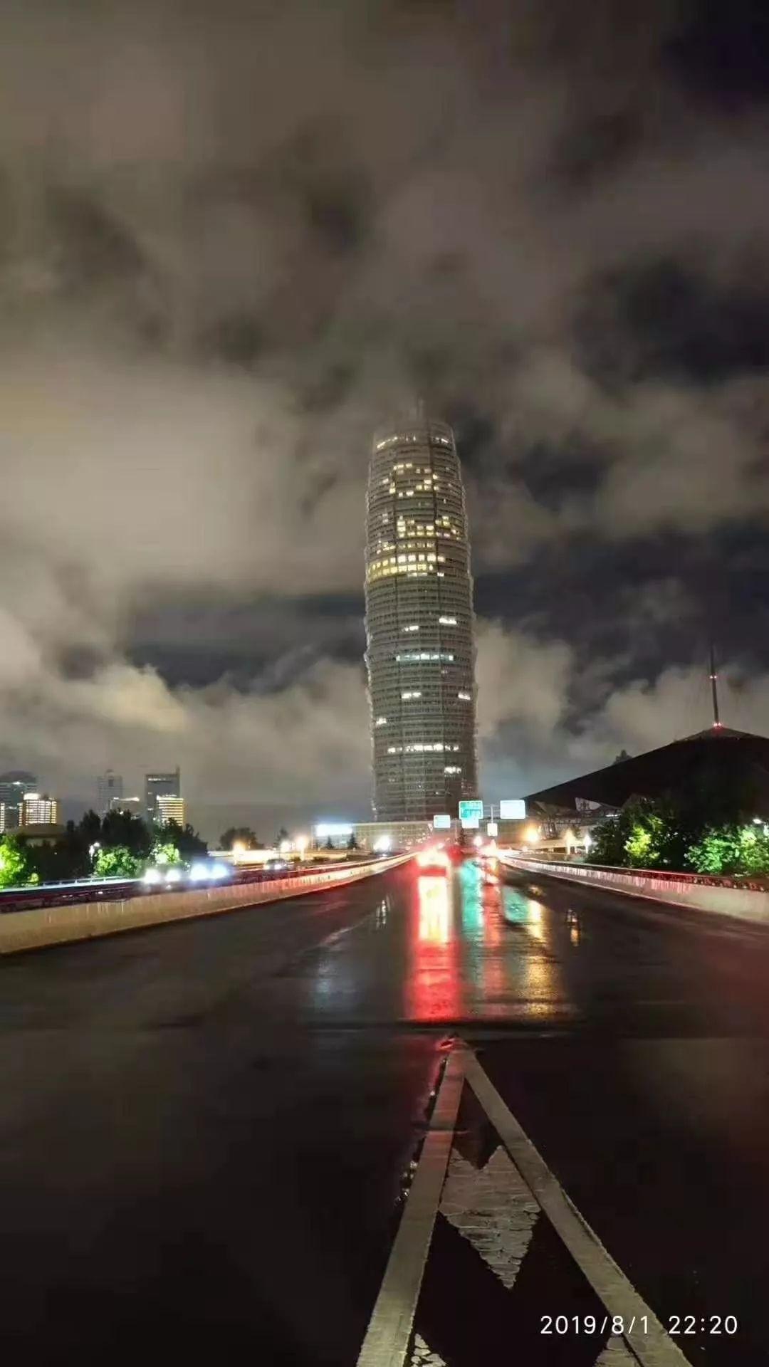 鹤壁最新头条，城市温情下的友情与家的温馨故事