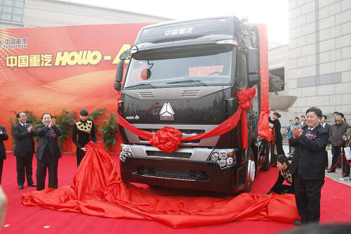 济南重汽新款牵引车，引领未来物流运输革新