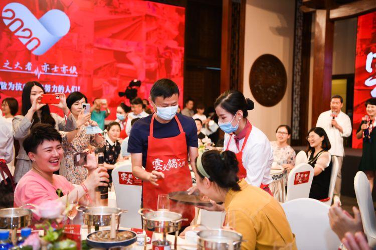 王嘉尔，音乐、时尚与公益的跨界追求新动态