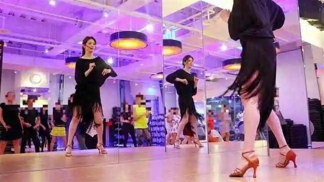 灰姑娘演员的成长之路，变化、学习与自信的力量影响人生轨迹