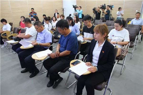 苹果最新手机发布会，科技与艺术完美融合之作，创新之作亮相舞台！