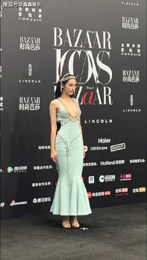 迪丽热巴时尚芭莎最新风尚，小巷中的隐藏宝藏之美