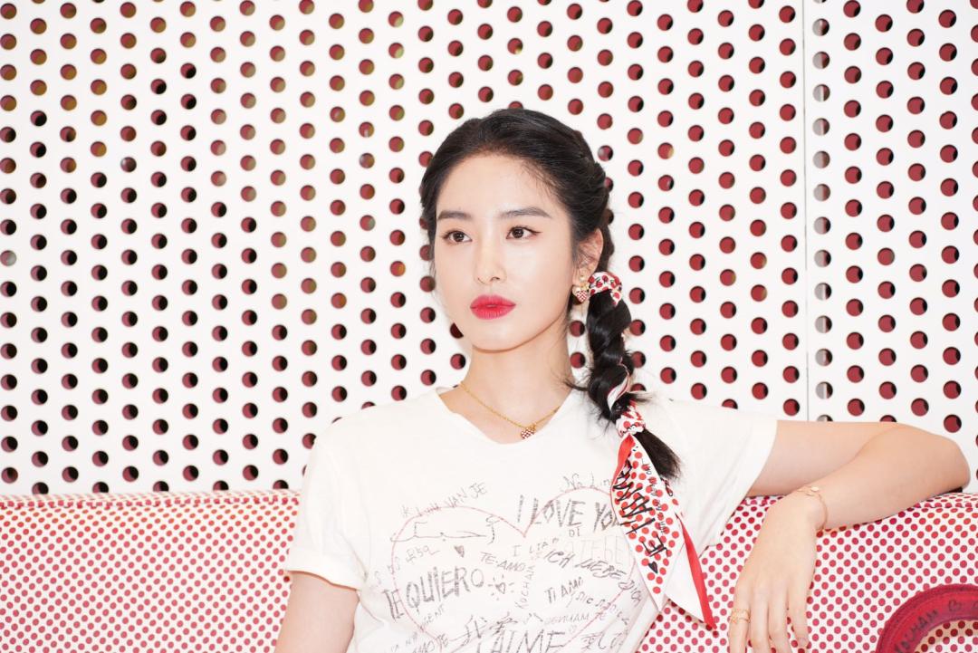 科技与时尚完美融合，最新礼服图片重塑未来风采