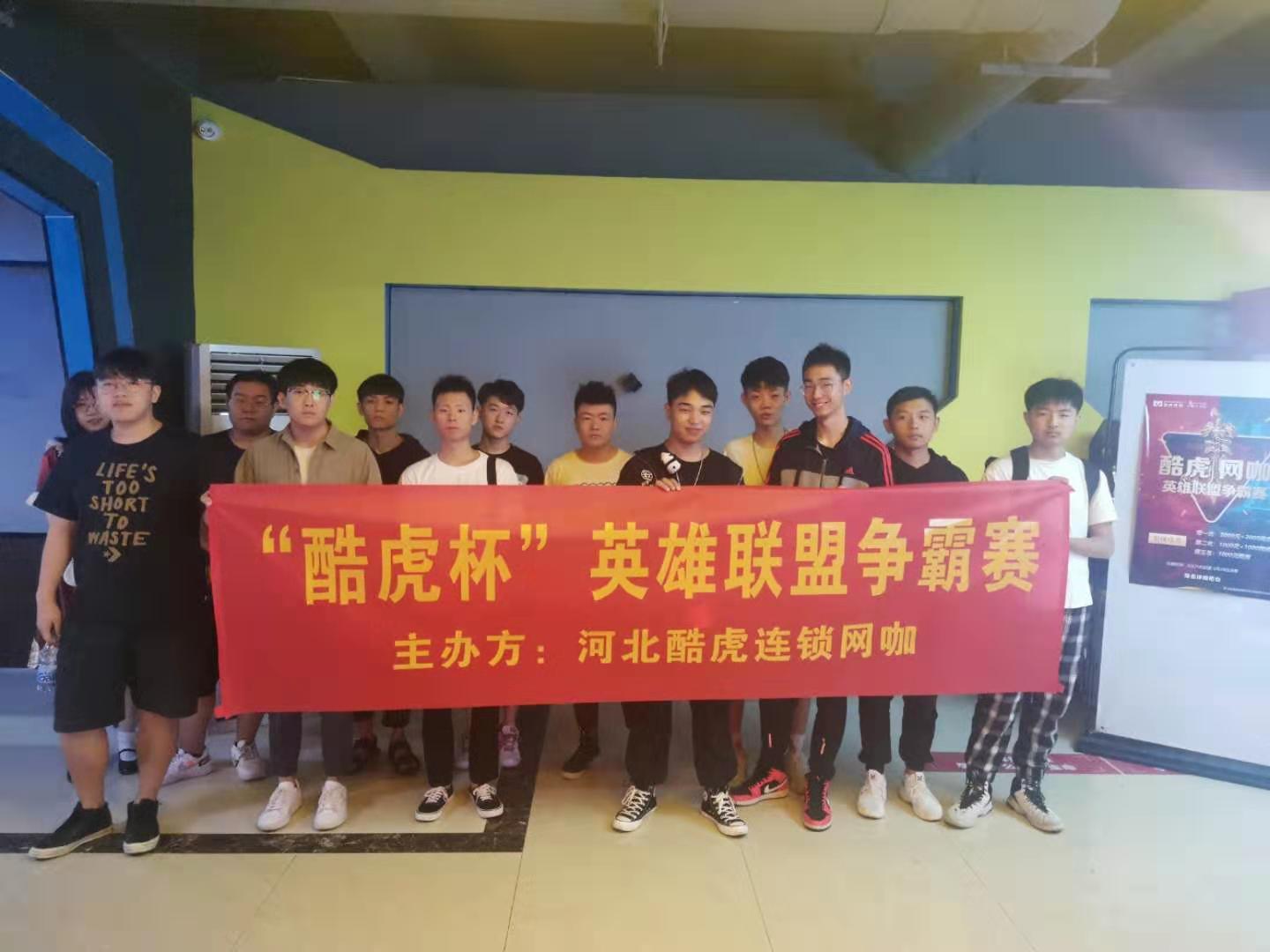 网咖新风尚，友情陪伴的温馨日常