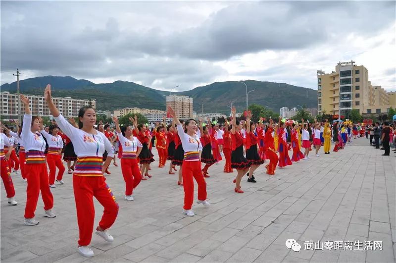 最新广场舞扇子舞，与自然美景交融，探寻内心平和的舞蹈之旅